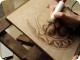 La pirografia, l'arte dell'incisione a caldo su legno, cuoio, sughero